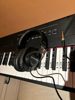 Piano Electrónico Alesis Recital 61