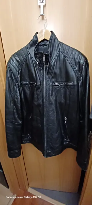 Cazadora de piel negra