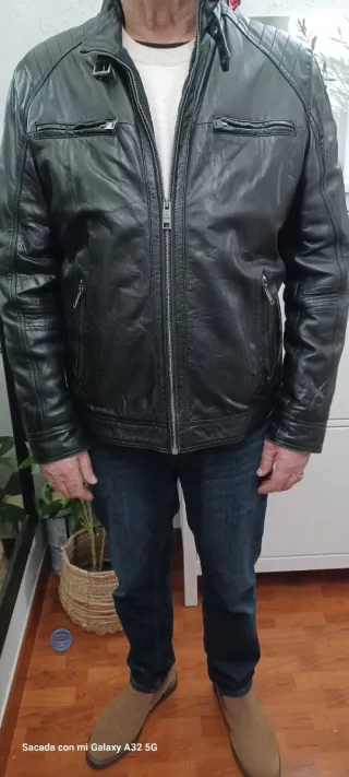 Cazadora de piel negra