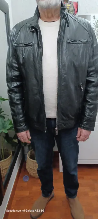 Cazadora de piel negra