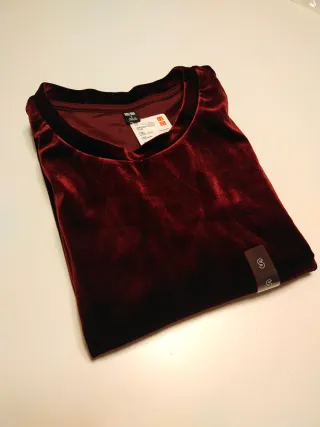 Camiseta Uniqlo terciopelo burdeos talla S