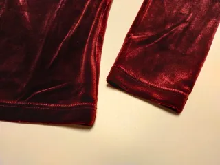 Camiseta Uniqlo terciopelo burdeos talla S