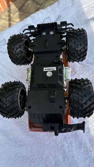 Coche teledirigido todoterreno naranja
