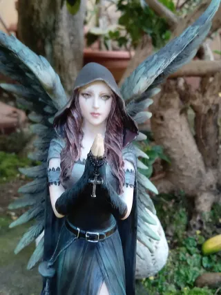 Angelo gotico Anne Stokes con ali