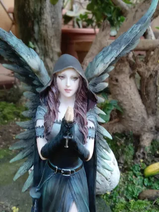 Angelo gotico Anne Stokes con ali