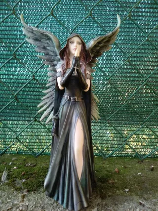 Angelo gotico Anne Stokes con ali