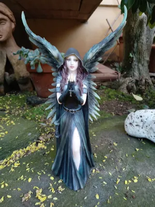 Angelo gotico Anne Stokes con ali