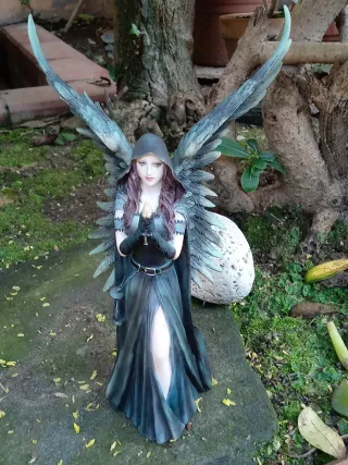 Angelo gotico Anne Stokes con ali