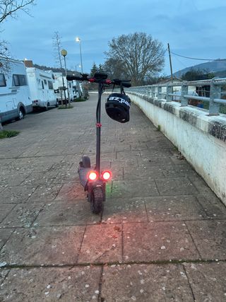 Patinete eléctrico con casco