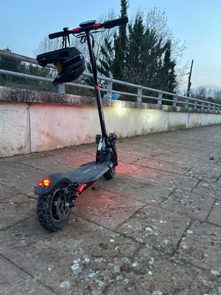 Patinete eléctrico con casco