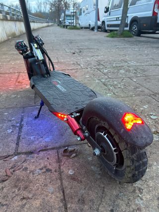 Patinete eléctrico con casco