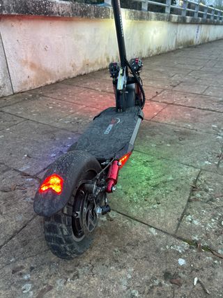 Patinete eléctrico con casco