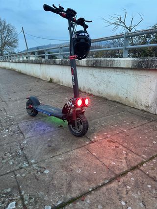 Patinete eléctrico con casco