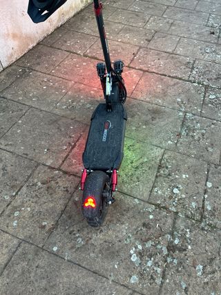 Patinete eléctrico con casco