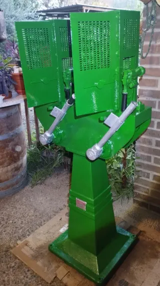 Máquina antigua para rellenar sifones