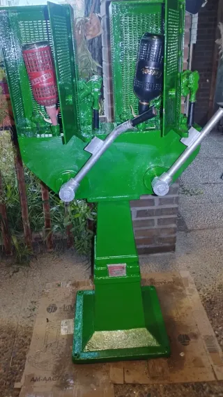 Máquina antigua para rellenar sifones