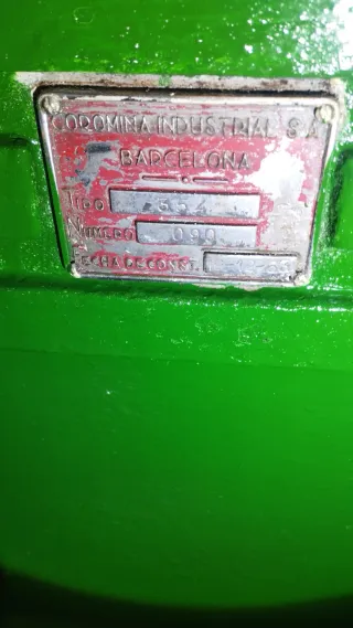 Máquina antigua para rellenar sifones