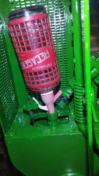 Máquina antigua para rellenar sifones