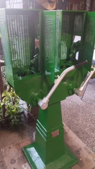 Máquina antigua para rellenar sifones