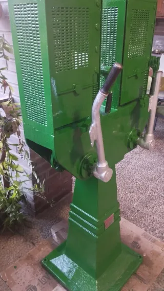 Máquina antigua para rellenar sifones