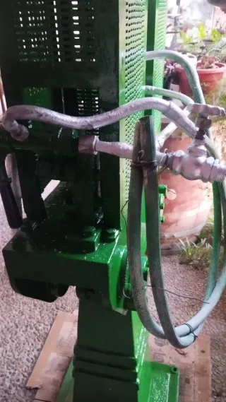 Máquina antigua para rellenar sifones