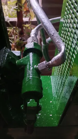 Máquina antigua para rellenar sifones