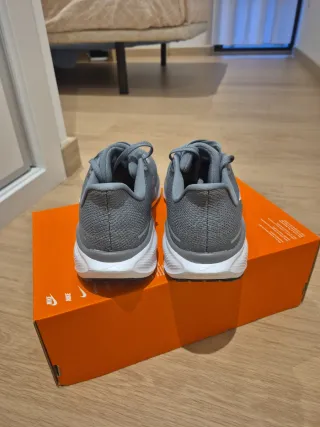 Zapatillas Nike Grises y Blancas