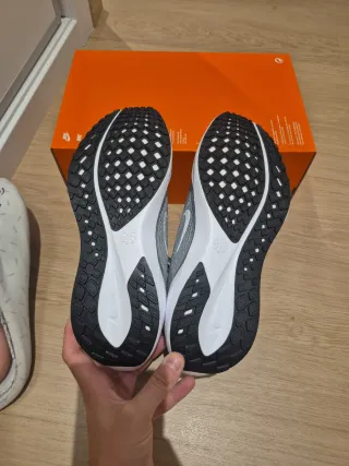 Zapatillas Nike Grises y Blancas