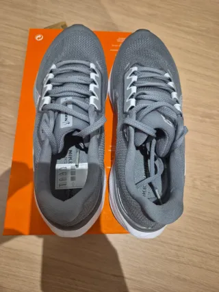 Zapatillas Nike Grises y Blancas