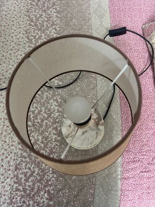 Lámpara de mesa beige y marrón