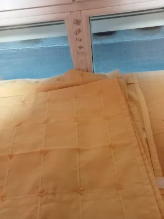 Tende gialle in tessuto