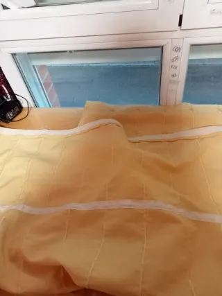 Tende gialle in tessuto