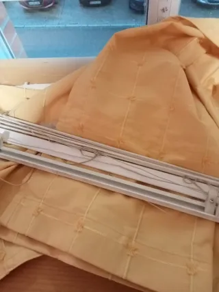 Tende gialle in tessuto