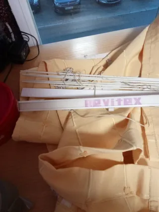 Tende gialle in tessuto