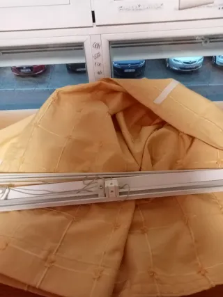 Tende gialle in tessuto