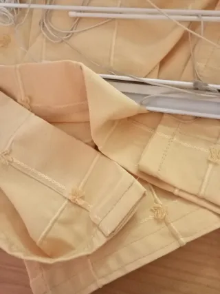 Tende gialle in tessuto