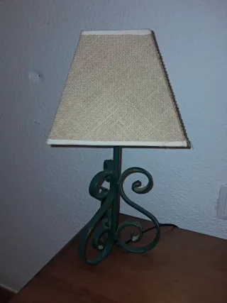 Lámpara de mesa forja verde y beige