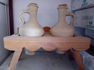 Juego de 2 botijos de barro con soporte