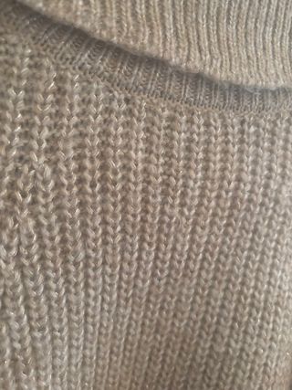 Jersey cuello alto beige y dorado