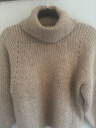 Jersey cuello alto beige y dorado