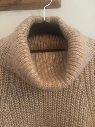 Jersey cuello alto beige y dorado