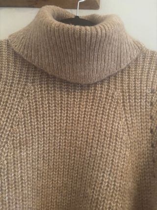 Jersey cuello alto beige y dorado