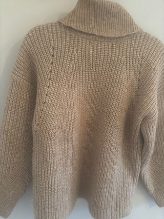 Jersey cuello alto beige y dorado