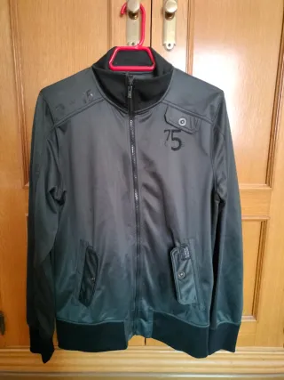 Chaqueta chico gris y negra