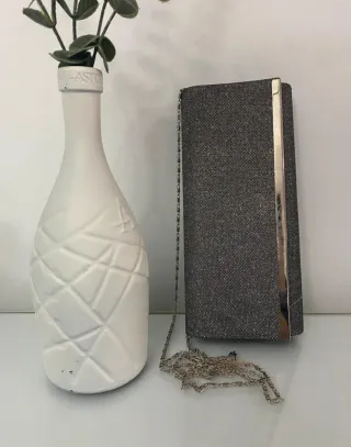 Bolso de fiesta plateado con cadena