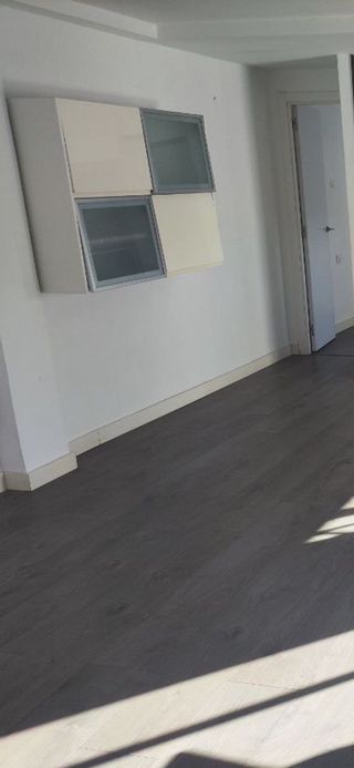 Armario flotante blanco y cristal