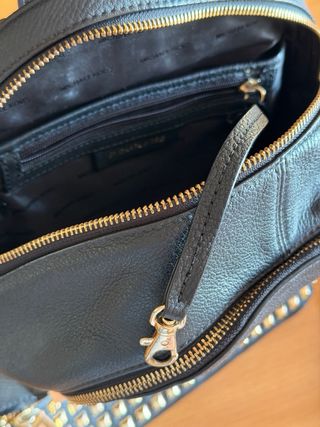 Mochila Michael Kors Negra con Tachuelas Doradas