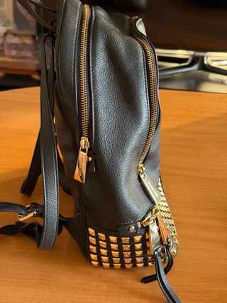 Mochila Michael Kors Negra con Tachuelas Doradas