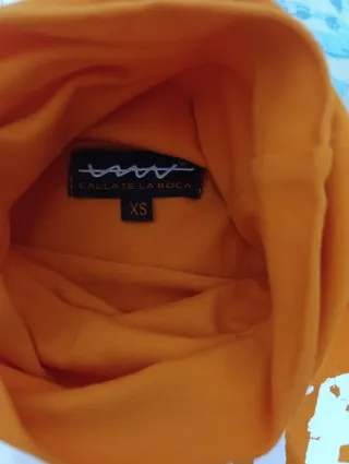 Camiseta naranja cuello alto CALLATE LA BOCA