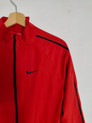 Chaqueta Nike Roja con Rayas Negras